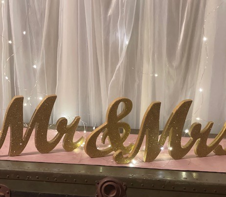Mr and mrs sign 15.00