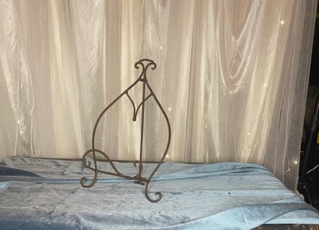 small iron easel 5.00