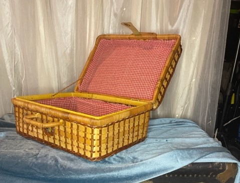vintage picnic basket 5.00